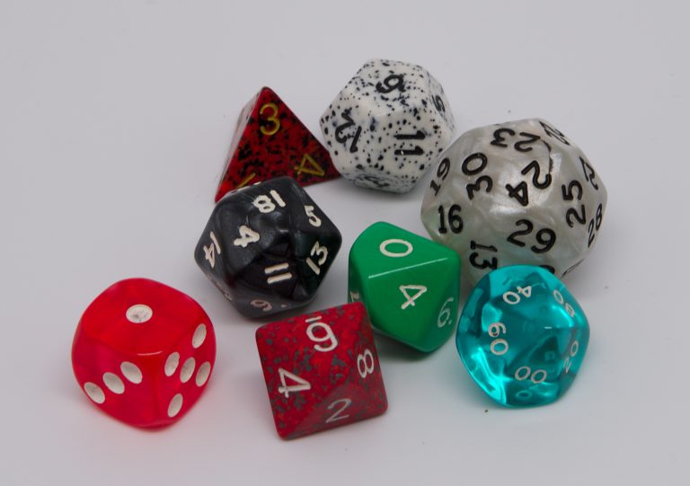 Un set di dadi poliedrici colorati per giochi di ruolo