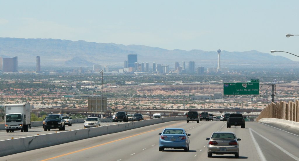 Veduta di Las Vegas dalla strada con il paesaggio desertico in primo piano